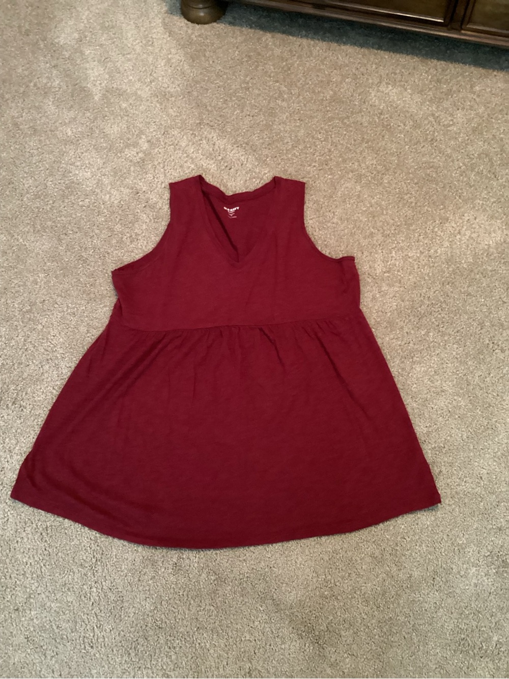 Old Navy Sleeveless V-Neck Tank Top in Burgundy
